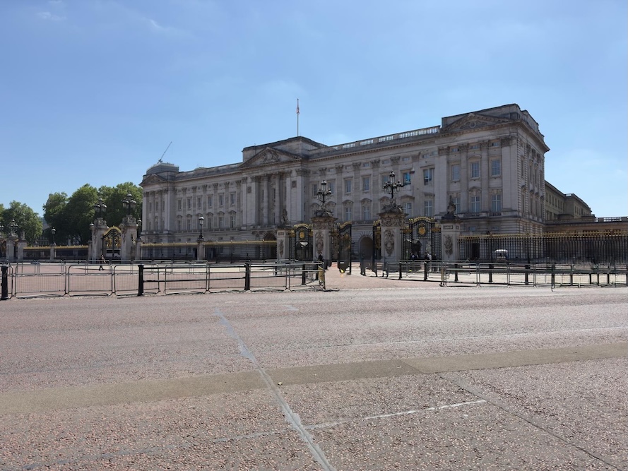 A VIP Experience at Buckingham Palace: A Flawless Journey with Plus Chauffeurs