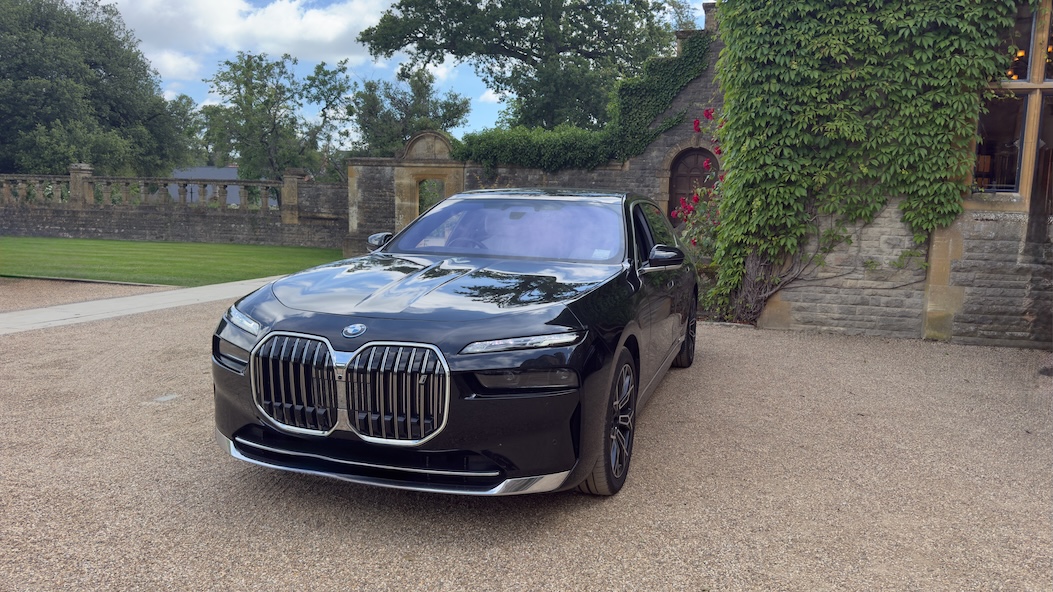 BMW i7 Chauffeur Southampton | Plus Chauffeurs
